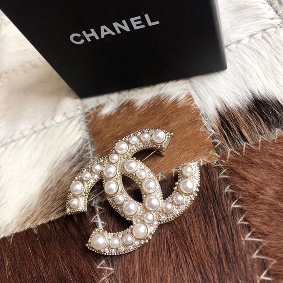 Authentic Chanel pearl brooch - Picture 3 of 6